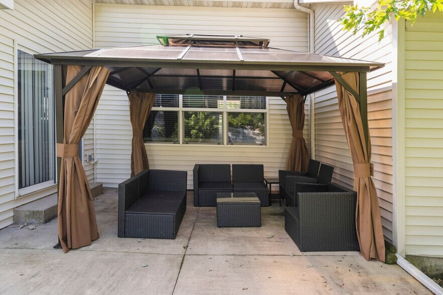 Building Photo - 784 Long Island Cir