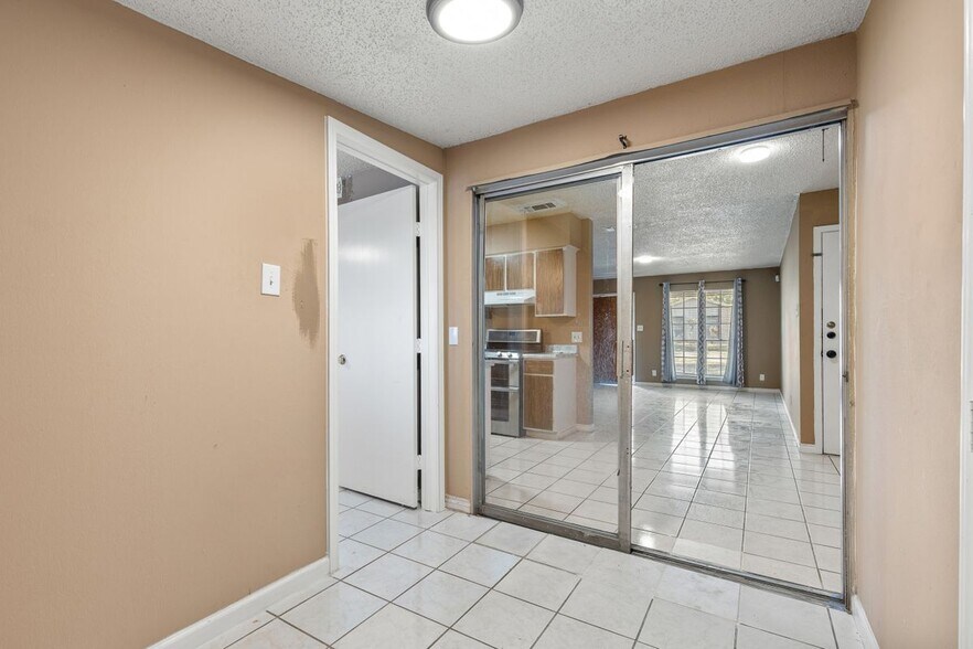 Building Photo - 9407 N Creek Dr