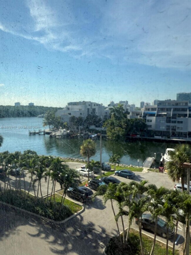 Building Photo - 400 Kings Point Dr