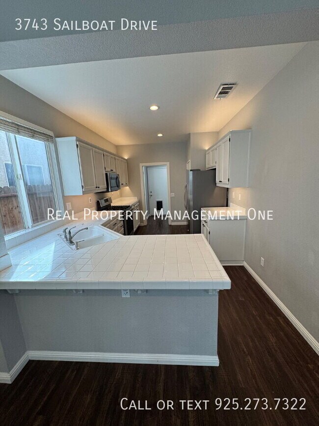 Building Photo - 3743 Sailboat Dr