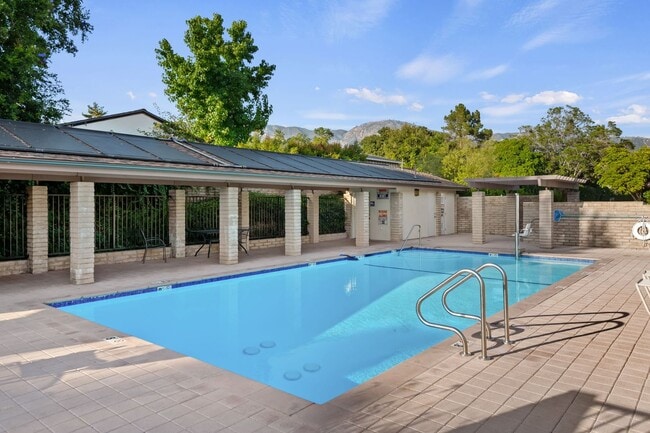 Building Photo - Beautifully updated two bedroom two bath in the heart of Santa Barbara!