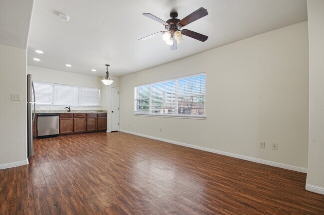 Building Photo - 302 W San Antonio St