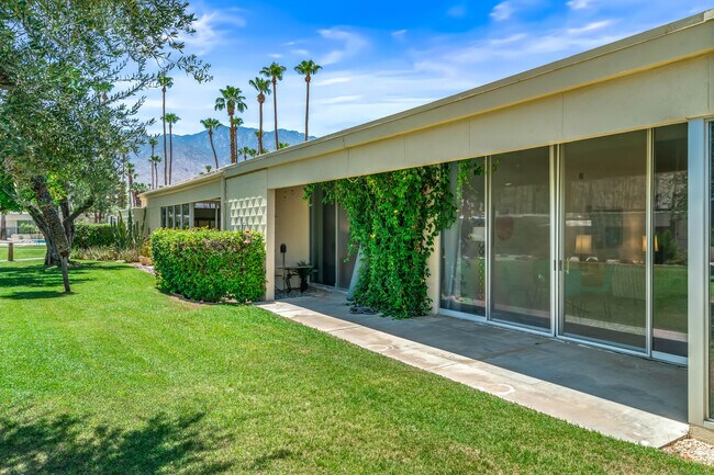 Building Photo - 215 Desert Lakes Dr