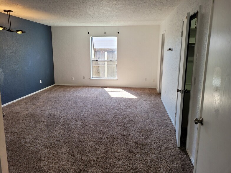 Building Photo - 102 Redbird Cir