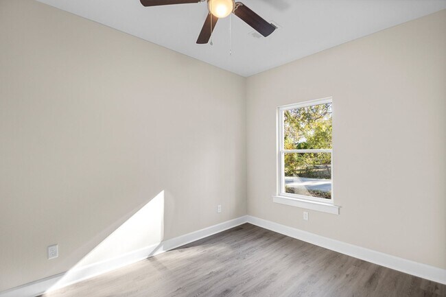 Building Photo - 1523 S Cedar St