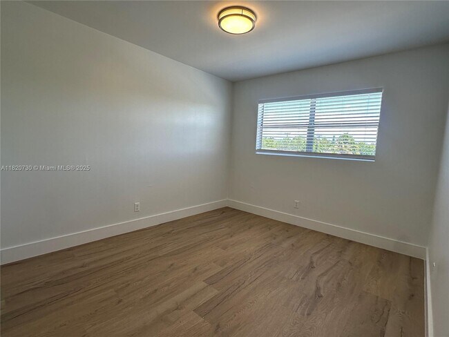 Building Photo - 5841 SW 36th Ct