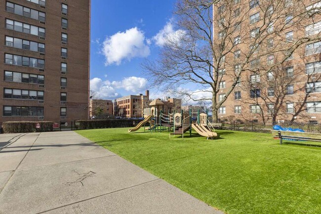 Building Photo - 225 St Pauls Ave