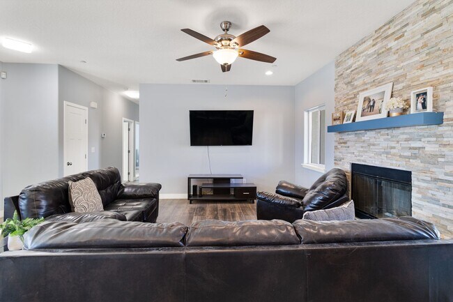 Building Photo - Beautiful 4 Bed 3 Bathroom