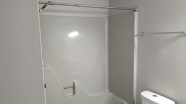 2nd floor full bath Tub/shower combo - 5863 Woodland Dr