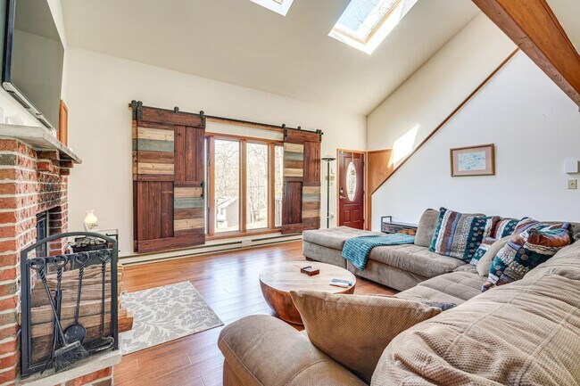 Building Photo - 5317 Woodbridge Dr E