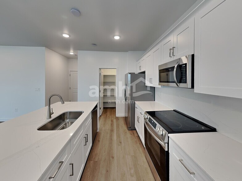 Building Photo - 9731 W Parkway Dr