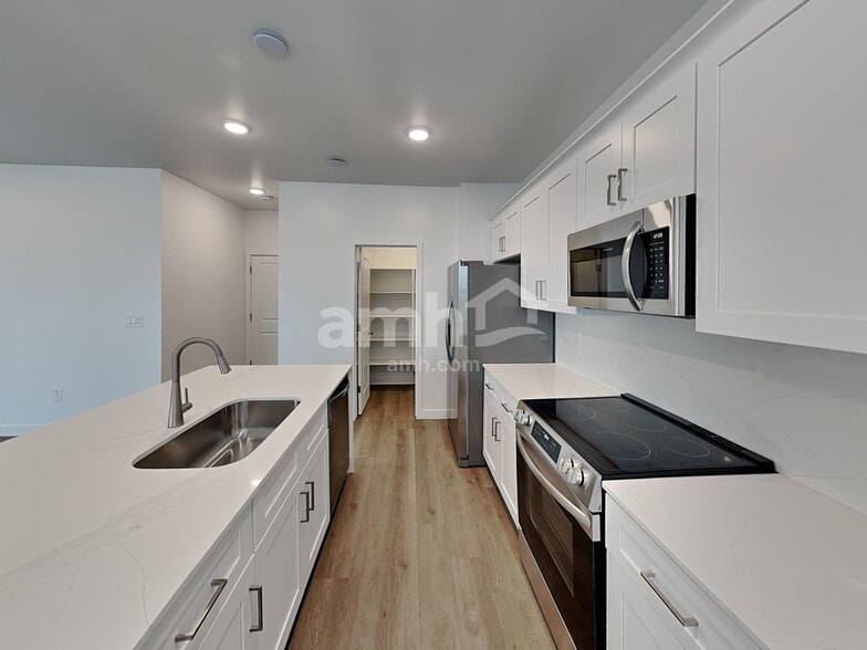 Building Photo - 9830 W Parkway Dr