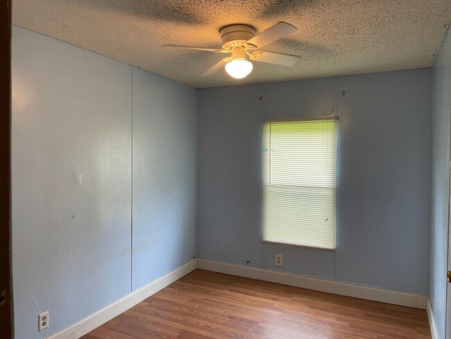 Building Photo - Country living with spacious front and backyard - 3 beds/ 2bath available now!!