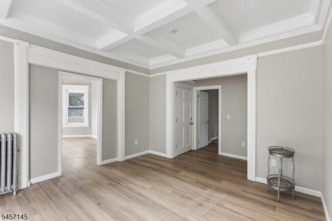 Building Photo - 37 Mapes Ave