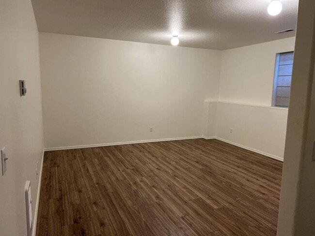 Building Photo - Enormous Tri-Level Townhome 2/2 w/Bonus Room Available Feb. 6th