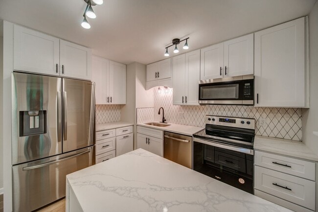 Building Photo - Renovated 4 bed home in Kennesaw w/ Designer Kitchen