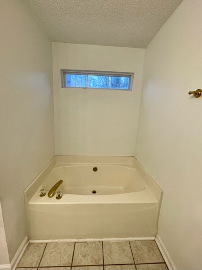 Building Photo - Adorable 3 bedroom 2 bath Ranch style home. Located in the Bridlewood community