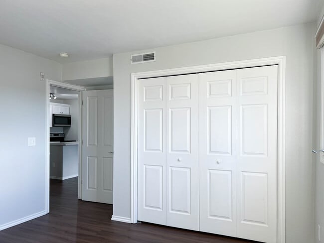 Building Photo - 10260 Jamestown Dr