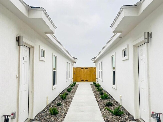 Building Photo - 3400 Ventura Ave