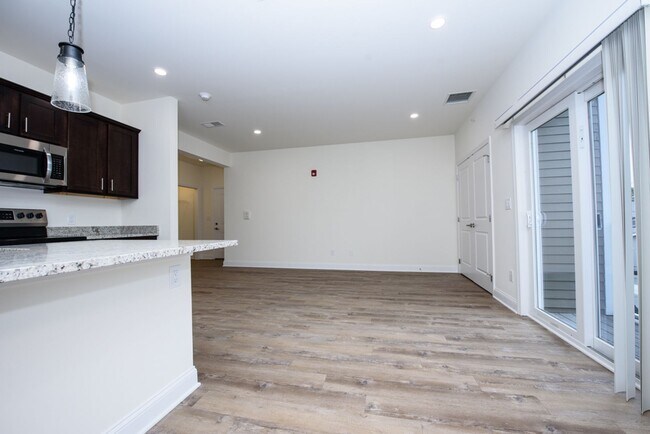 Building Photo - Luxury Living with Extra Space – 1 Bed + D...