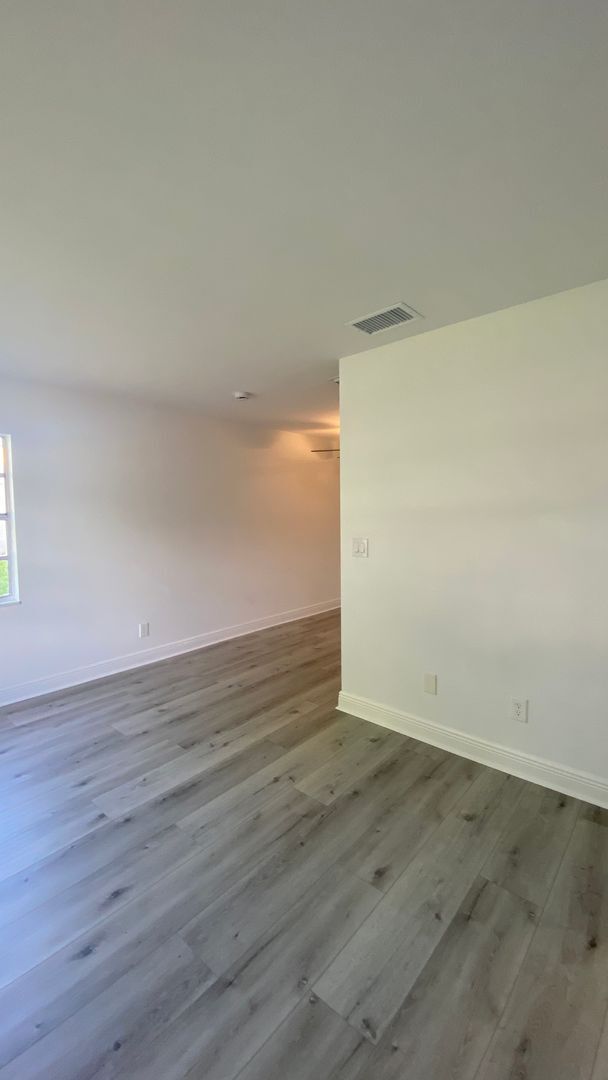Building Photo - Beautifully Renovated 3/2 Villa in West Br...