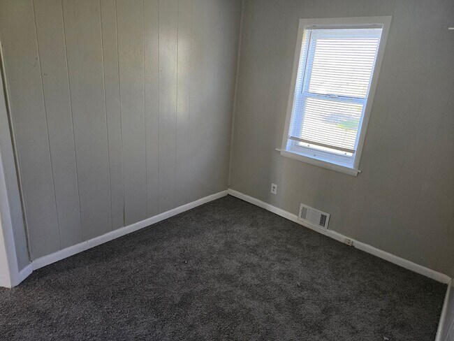 Building Photo - 1521 E Kirby Ave