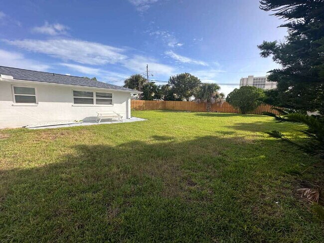 Building Photo - 2563 S Peninsula Dr