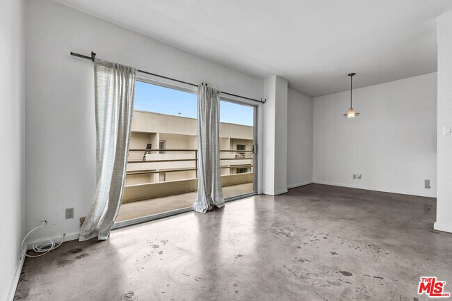 Building Photo - 1131 Alta Loma Rd