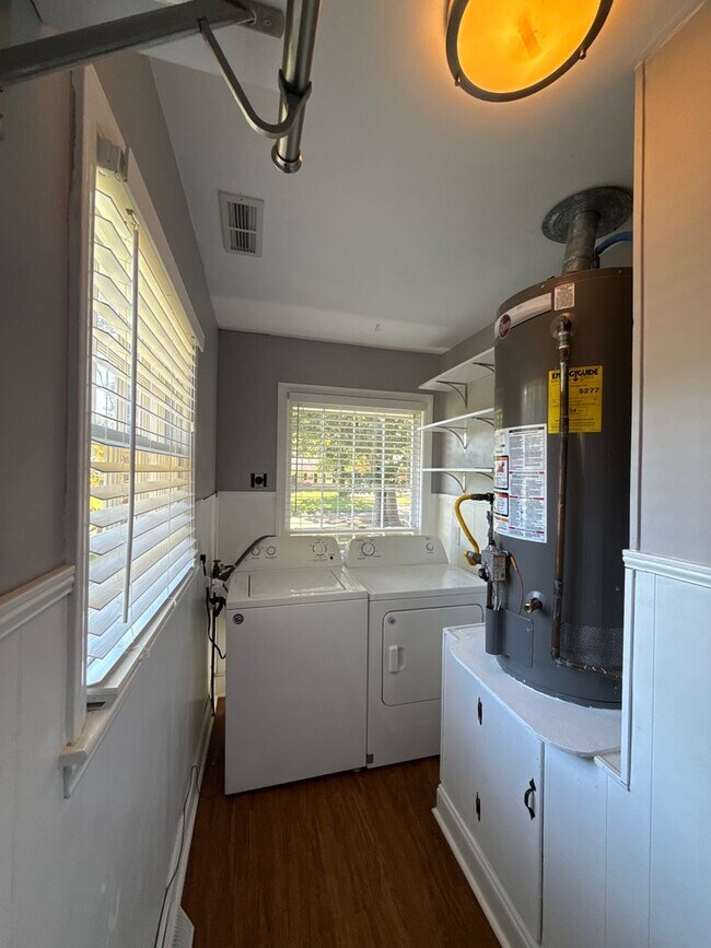 Building Photo - 3-Bedroom Home in Montclaire!