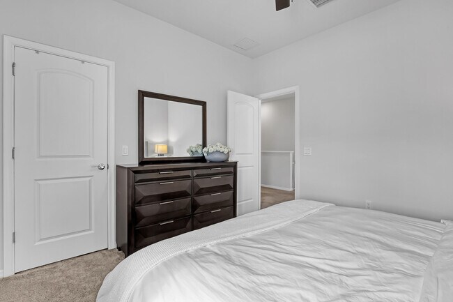 Building Photo - 4740 Chantilly Rd