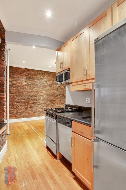Building Photo - 432 E 13th St