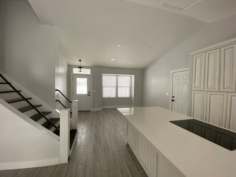 Building Photo - 586 E 150 S
