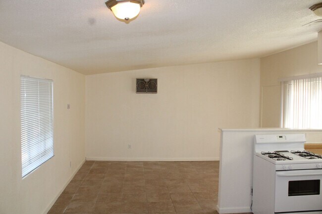 Building Photo - 2528 Irwin Rd