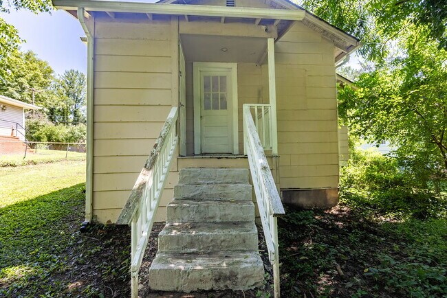 Building Photo - Recently Updated and Move-In Ready!