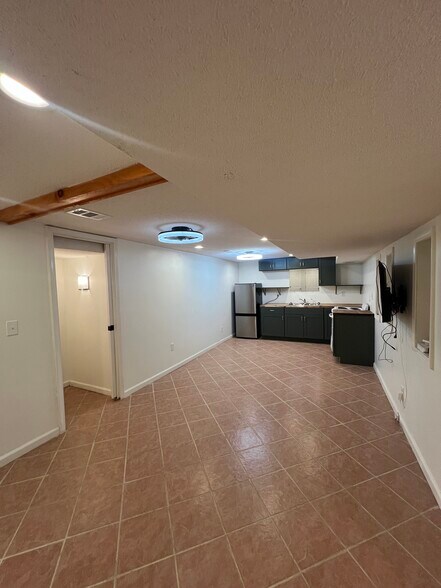 Building Photo - 2210 Shamrock Dr