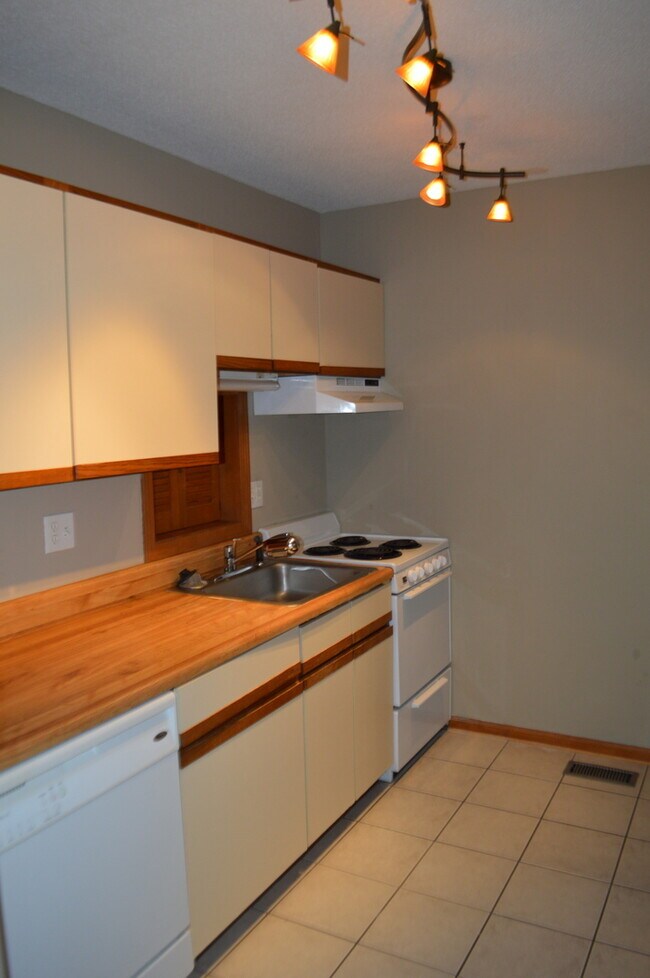Building Photo - 2 Bedroom on McCellion Ave!