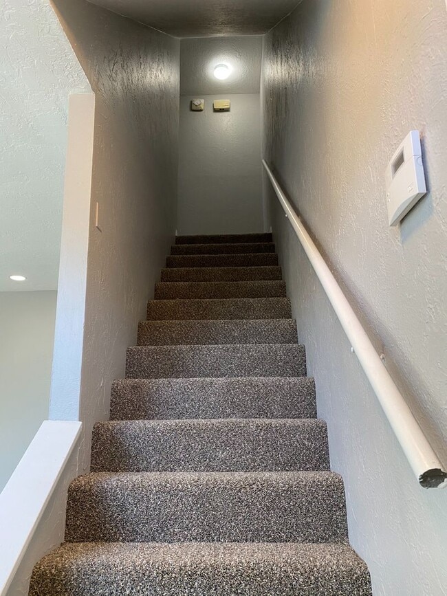 Building Photo - 2 Bedroom Duplex near lake Overholser