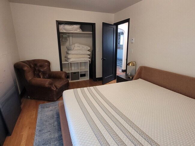 Building Photo - Charming Single-level Home, Fully Furnished + WIFI. Convenient NE Location! Pilot Butte, Downtown.