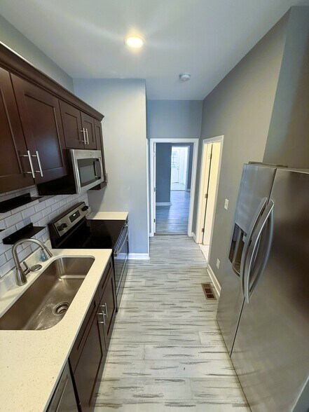 Building Photo - 5011 Devonshire Ave