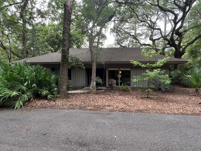 Primary Photo - Walk to the beach from this 2BR FURNISHED ...