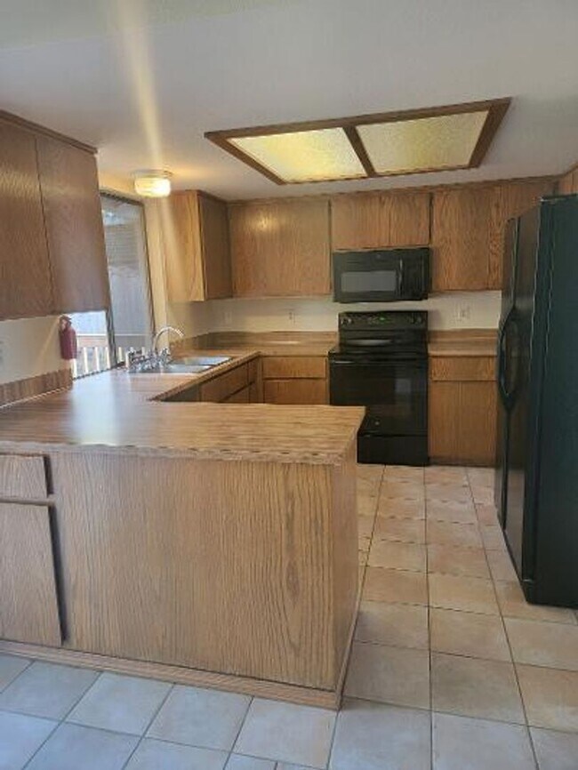 Building Photo - Classic North Tacoma 4 Bedroom Tri-Level with Peak a Boo View!