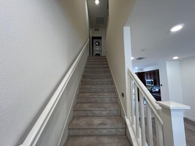 Building Photo - Spacious 2 Bedroom Townhome in San Jose