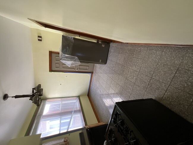 Building Photo - 919 N Leavitt St