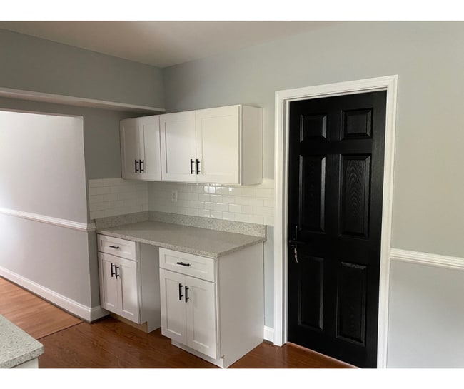 Building Photo - 4319 Kenwood Ave