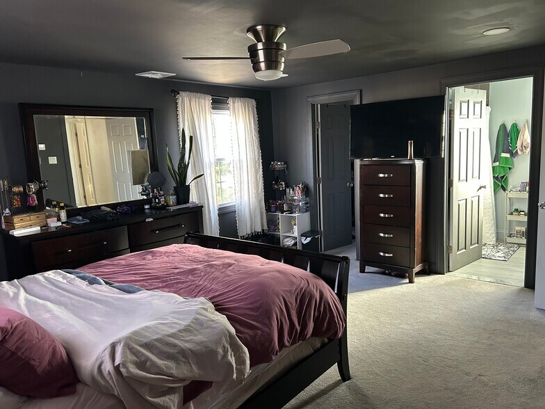 Building Photo - 24 Peachfield Ln