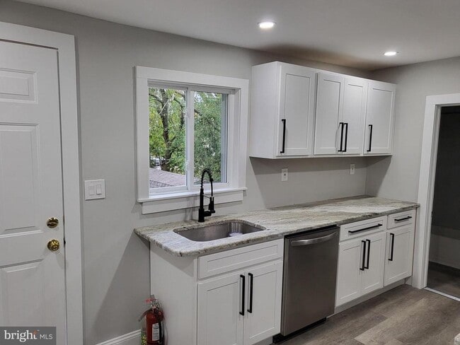 Building Photo - 212 Warren St