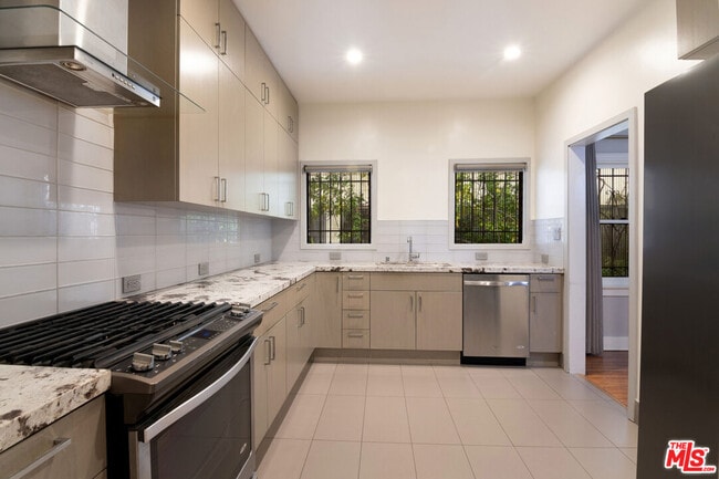 Building Photo - 126 N Sycamore Ave