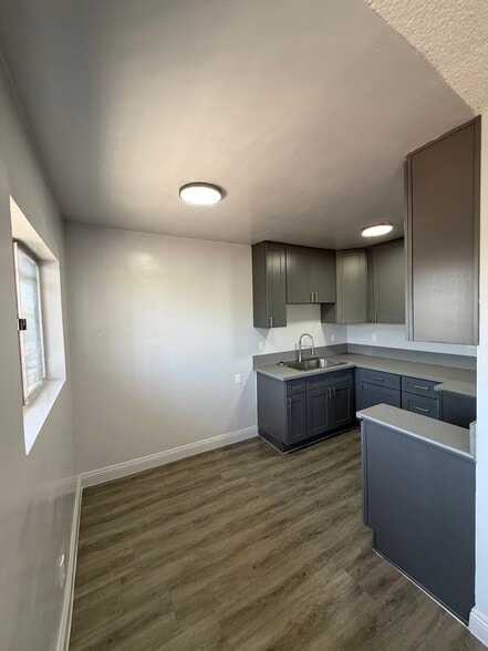 Building Photo - 609 W 94th St