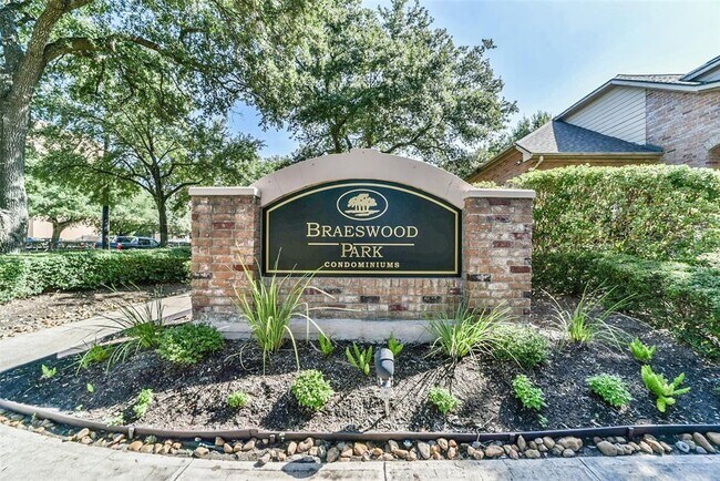 Building Photo - 2255 Braeswood Park Dr