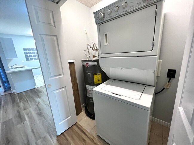 Building Photo - Charming Unit Close to the Pool!